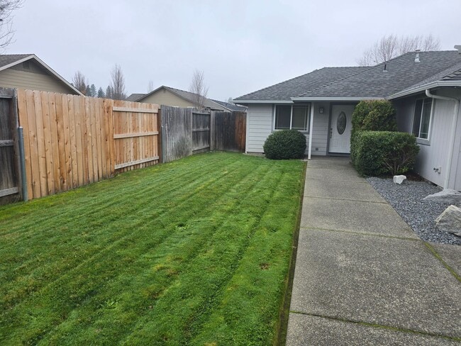 1690-1692 Nunnwood Ln in Grants Pass, OR - Building Photo - Building Photo