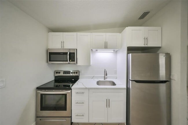 3710 Danny Bryan Blvd in Tampa, FL - Building Photo - Building Photo