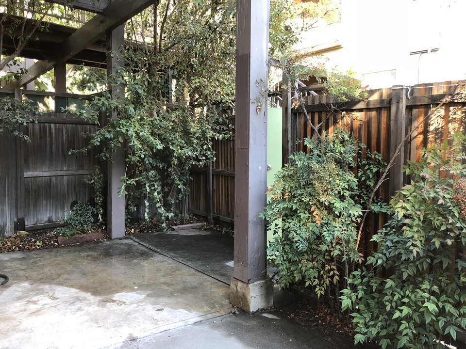 2000 Ivar Ave in Los Angeles, CA - Building Photo