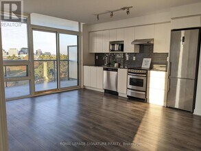 160 Flemington Rd in Toronto, ON - Building Photo - Building Photo