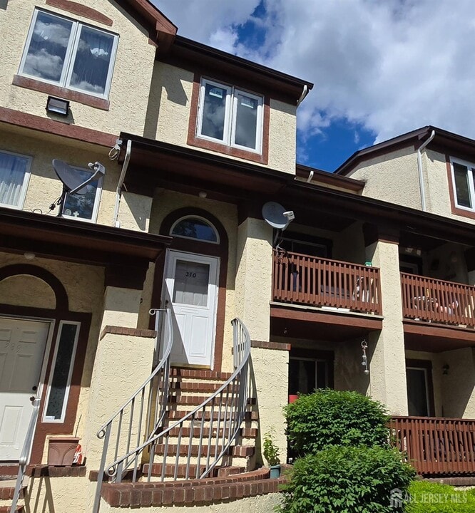 310 Michaels Ct in Woodbridge Township, NJ - Building Photo
