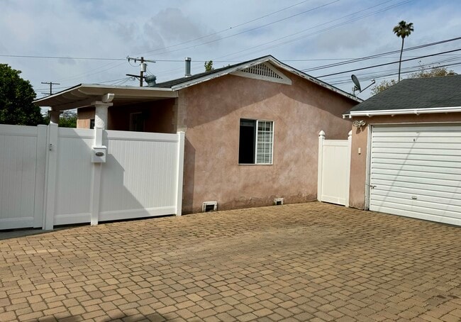 property at 2920 S Sycamore Ave