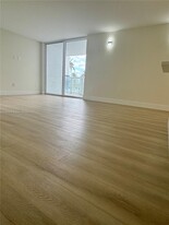 2457 Collins Ave, Unit 203 in Miami Beach, FL - Building Photo - Building Photo