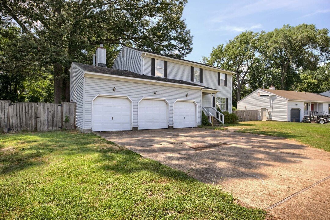 18 Lundy Ln in Hampton, VA - Building Photo