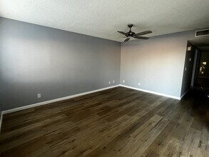 301 Brookside Ln in Las Vegas, NV - Building Photo - Building Photo