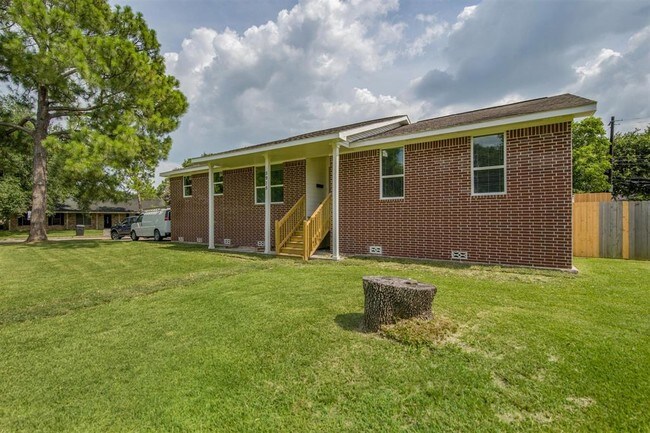 5915 Ludington Dr in Houston, TX - Building Photo - Building Photo