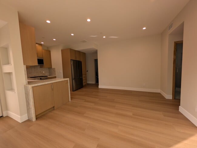 6330 Mary Ellen Ave in Van Nuys, CA - Foto de edificio - Building Photo