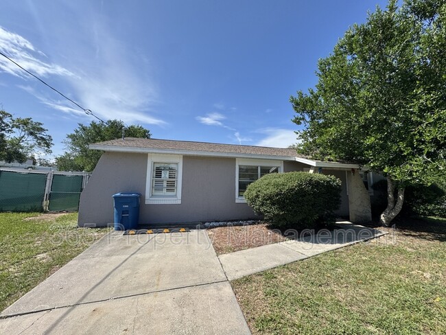 12484 Curry Dr in Spring Hill, FL - Building Photo - Building Photo