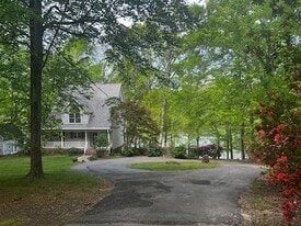 7546 Compromise Hill Rd in Gloucester, VA - Building Photo