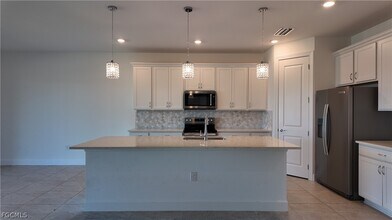 3700 Passion Vine Dr in Alva, FL - Building Photo - Building Photo