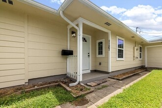 1127 Harris Way in Galveston, TX - Building Photo - Building Photo