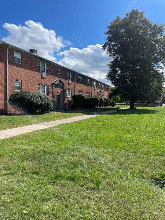 1570 Willard Ave in Newington, CT - Building Photo