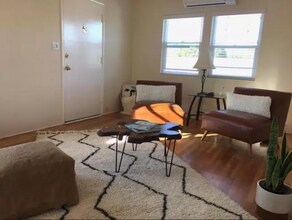 2518 W Chandler Blvd, Unit 2518 in Burbank, CA - Building Photo - Building Photo