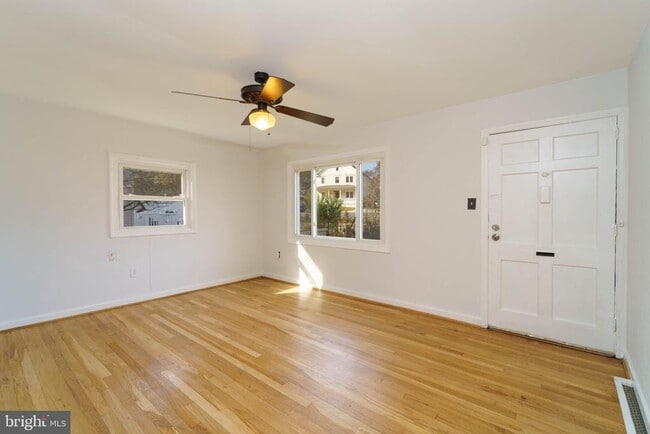 property at 4400 Garrett Park Rd