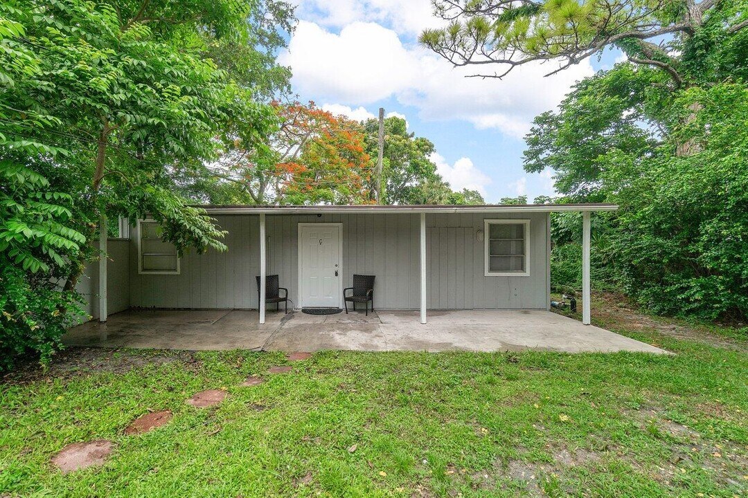 4088 Kirk Rd in Lake Worth Beach, FL - Building Photo