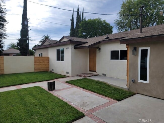 18725 Bassett St in Los Angeles, CA - Foto de edificio - Building Photo