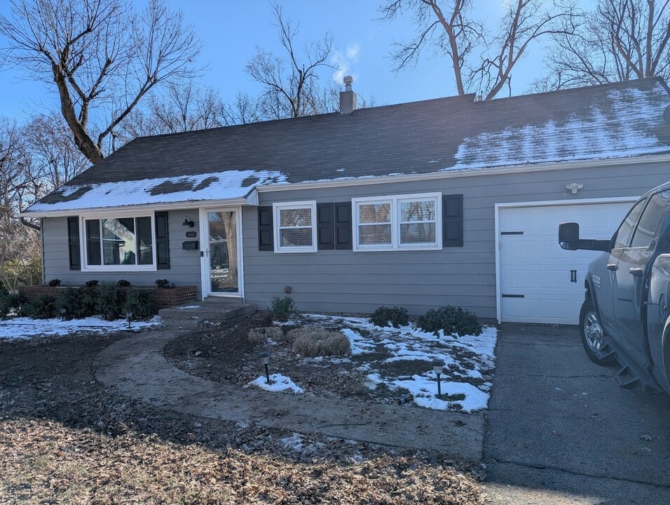 6611 W 73rd St in Overland Park, KS - Building Photo