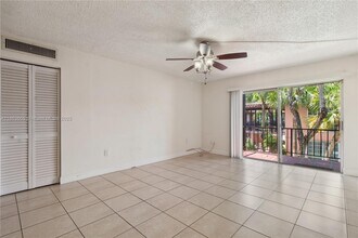 10834 N Kendall Dr in Miami, FL - Building Photo - Building Photo