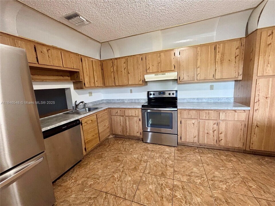 1399 Sussex Dr in North Lauderdale, FL - Building Photo
