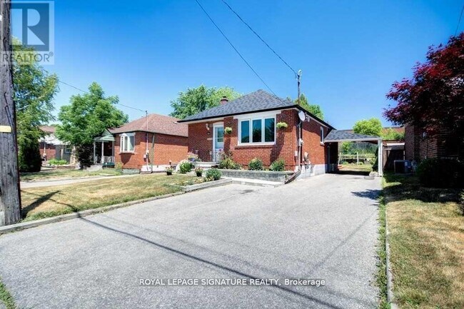 111 Ellington Dr in Toronto, ON - Building Photo - Building Photo