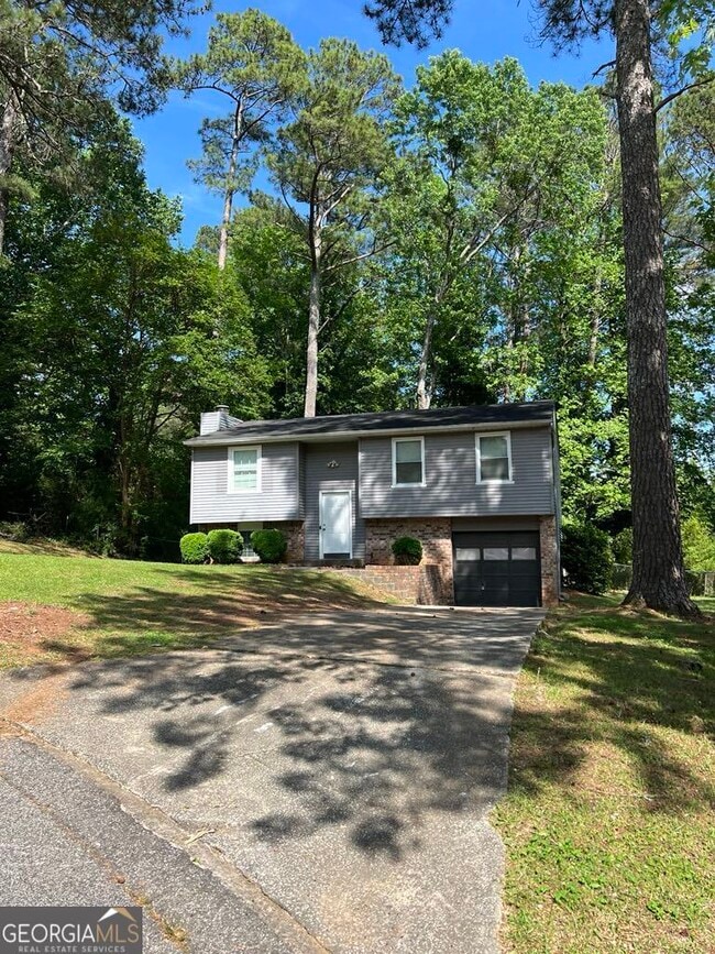 property at 7600 Suwannee Ct