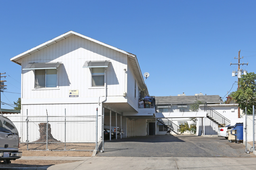 1911 E Saginaw Way in Fresno, CA - Building Photo