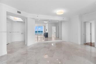 808 Brickell Key Dr in Miami, FL - Building Photo - Building Photo