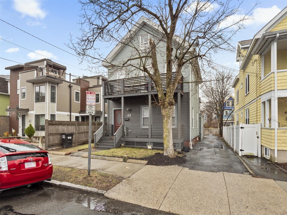 44 Cameron Ave, Unit 1 in Somerville, MA - Foto de edificio