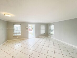 5565 SW 43rd St in Davie, FL - Building Photo - Building Photo