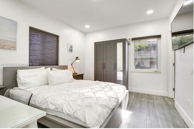 17001 NE 20th Ave, Unit 1 in North Miami Beach, FL - Building Photo - Building Photo