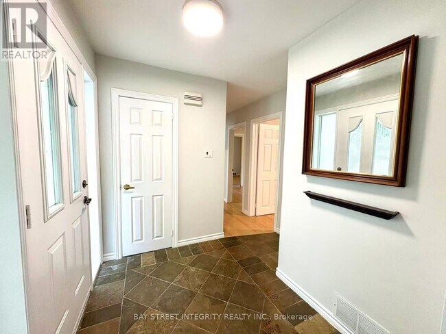18 Leisure Ln in Richmond Hill, ON - Building Photo - Building Photo
