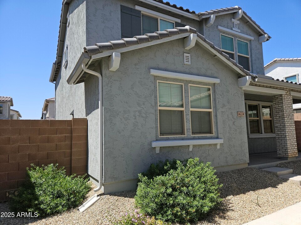 14224 W Hackamore Dr in Surprise, AZ - Building Photo