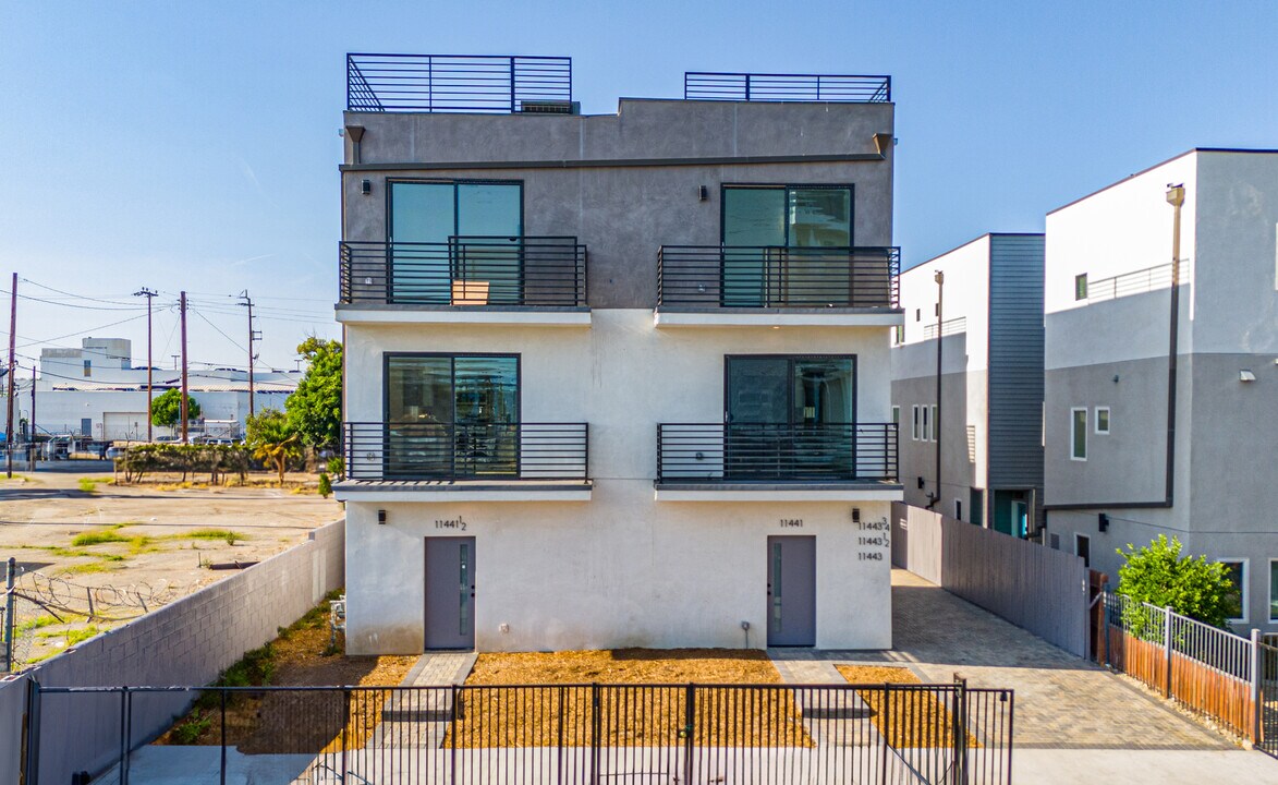 11441 Hatteras St in North Hollywood, CA - Building Photo