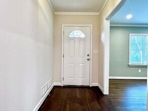 5885 Kayron Dr in Atlanta, GA - Building Photo - Building Photo