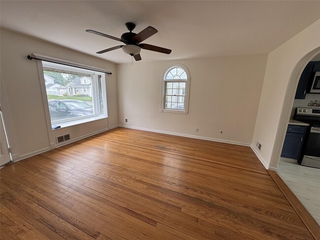 246 S Pershing Ave in Bethpage, NY - Building Photo - Building Photo