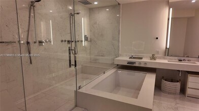 18555 Collins Ave, Unit 905 in Sunny Isles Beach, FL - Building Photo - Building Photo