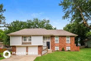 1018 Silver Lake Dr in Raymore, MO - Building Photo