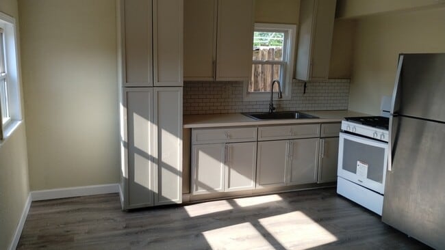 1225 S Cedar Ave in Independence, MO - Building Photo - Building Photo