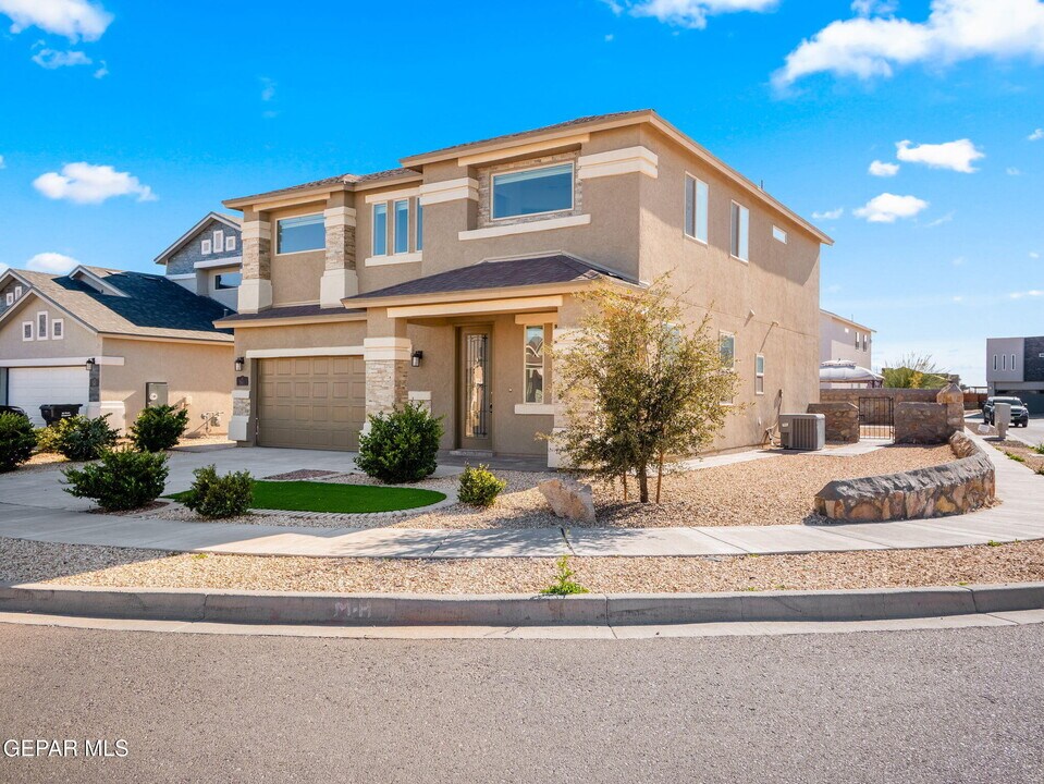 561 Issa Circle in El Paso, TX - Building Photo