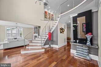 9715 Singleton Dr in Bethesda, MD - Foto de edificio - Building Photo
