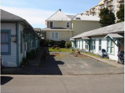 334 S Columbia Dr in Seaside, OR - Foto de edificio