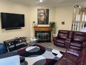 223 Sandcastle Key in Secaucus, NJ - Building Photo - Building Photo