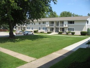 South Shore Apartments in Erie, PA - Foto de edificio - Building Photo