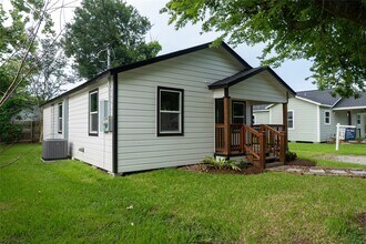 130 E Bernard St in Clute, TX - Building Photo - Building Photo