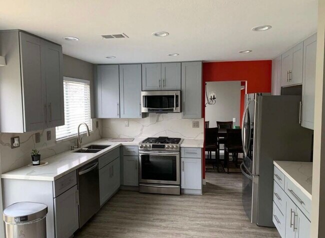 45727 Kaastad Ct in Lancaster, CA - Building Photo - Building Photo