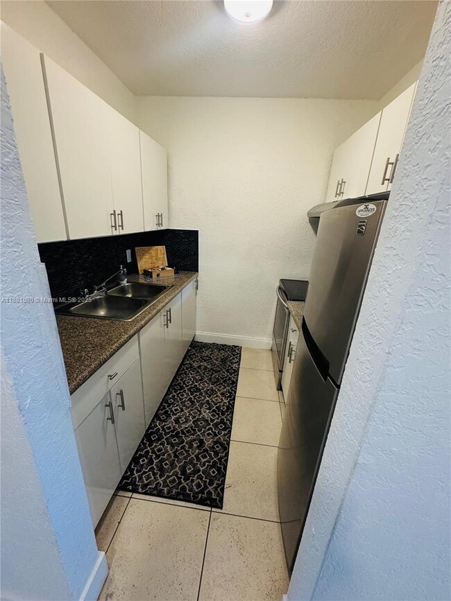 1405 NW 103rd St in Miami, FL - Foto de edificio - Building Photo