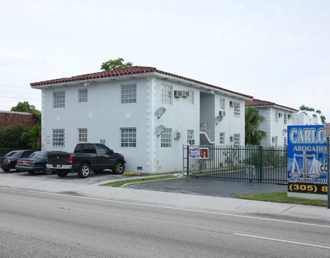 225 SW 27th Ave in Miami, FL - Foto de edificio - Building Photo