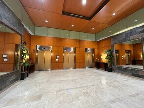 208 W Washington St in Chicago, IL - Building Photo - Building Photo