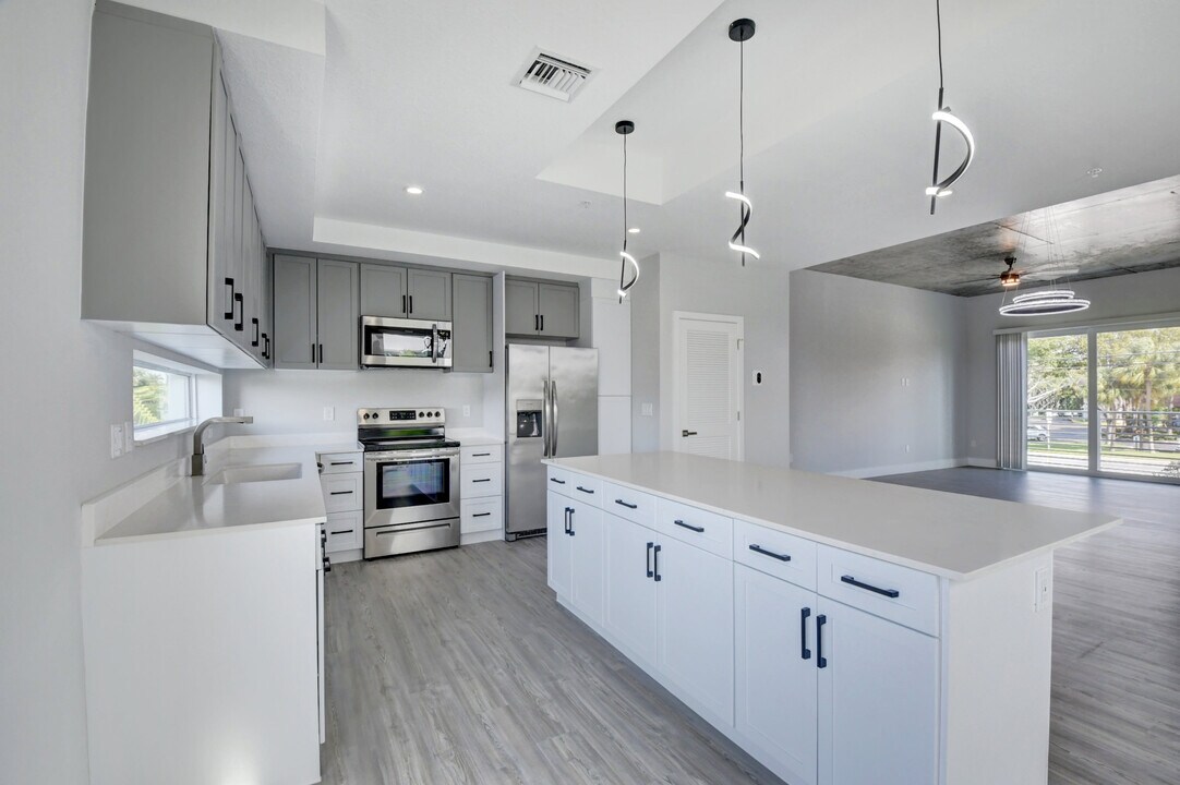 355 NW 50th Dr in Boca Raton, FL - Foto de edificio