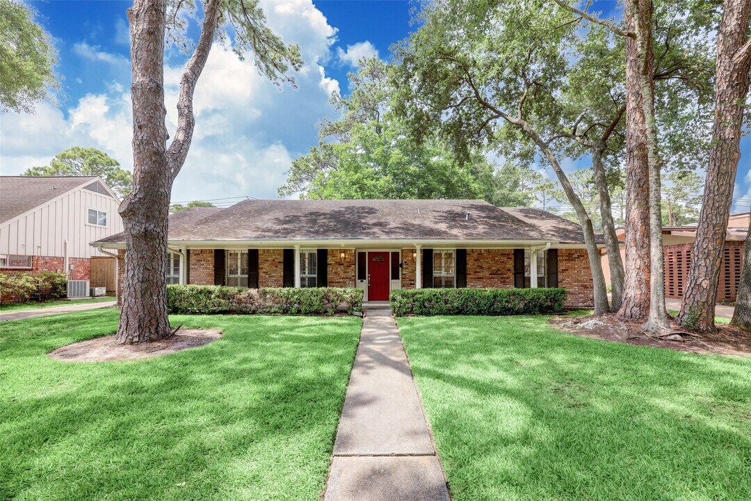12318 Perthshire Rd in Houston, TX - Building Photo